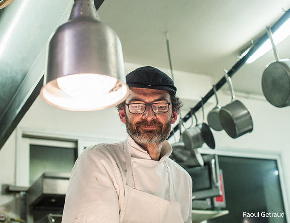 Le Chef de cuisine Christophe aux commandes du restaurant Les Alisiers Montclar
