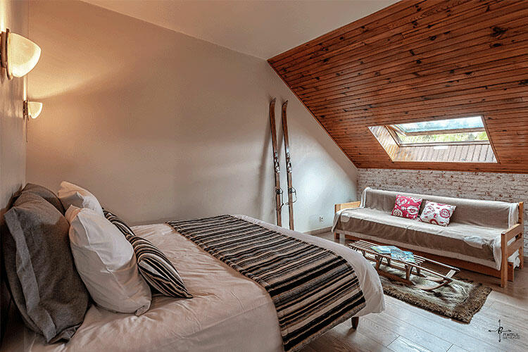 Chambre double du gîte Rocheclose pour 6 à 8 personnes, location meublée 3 étoiles vacances Montclar